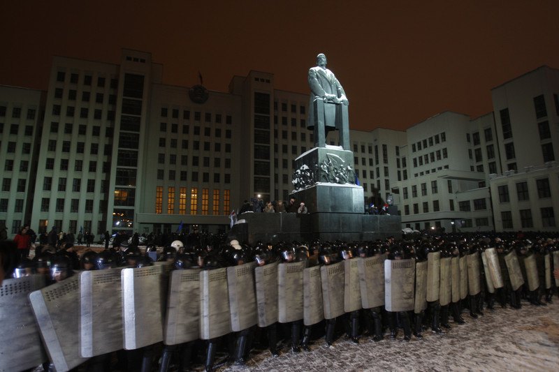 ОМОН блокує демонстрантів, які намагаються штурмувати будівлю уряду в Мінську під час мітингу на знак протесту проти президентських виборів у Білорусі, 19 грудня 2010 р. Будинок уряду в Мінську - місце засідань Палати представників.