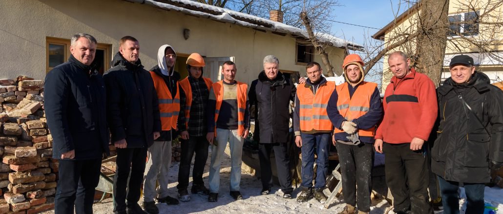 Петро Порошенко біля зруйнованого музея Шухевича 