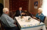 Янукович выпил чаю с пенсионерами. ФОТО
