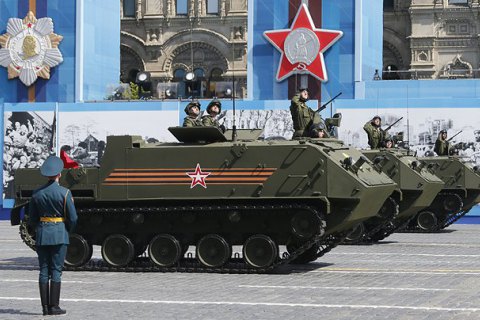 На військовому параді в Москві показали техніку, випробувану в боях у Сирії