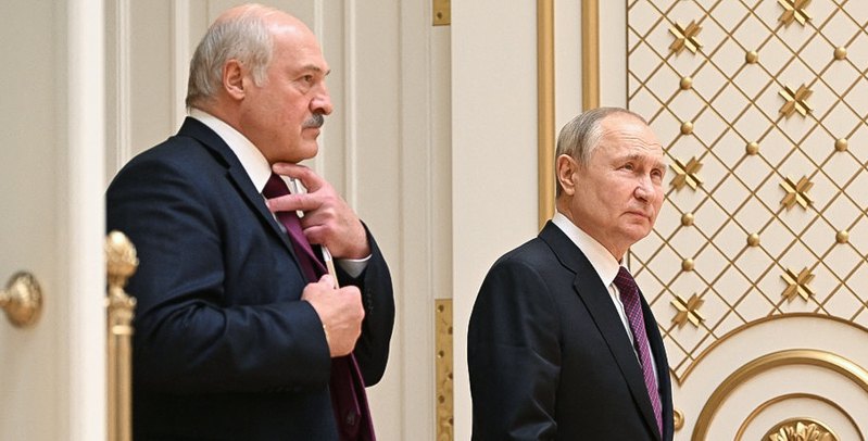 Путін і Лукашенко входять до зали після переговорів у Мінську, 19 грудня 2022 р.