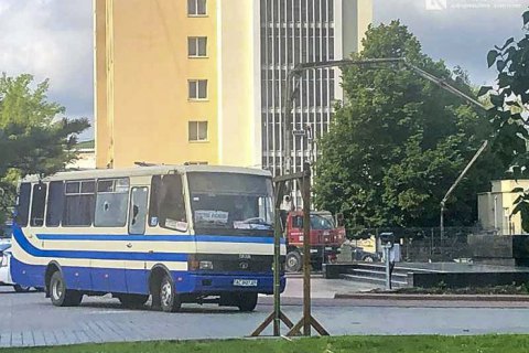 В Луцке мужчина со взрывчаткой захватил автобус с пассажирами (обновлено)