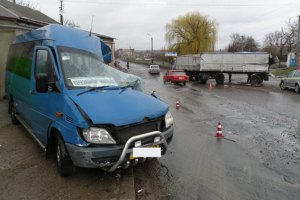 У Миколаївській області КамАЗ зіткнувся з маршруткою