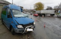 У Миколаївській області КамАЗ зіткнувся з маршруткою