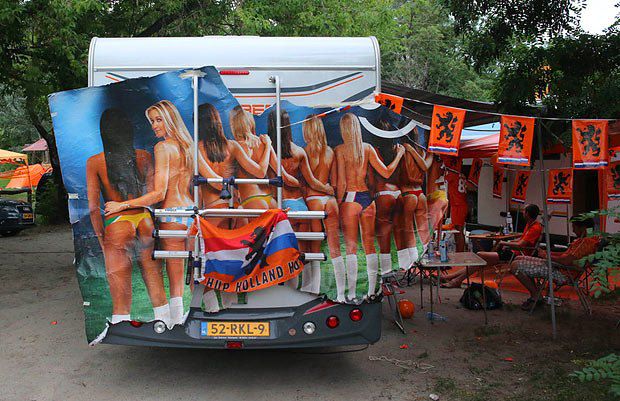 Палаточный городок голландских фанатов в Харькове