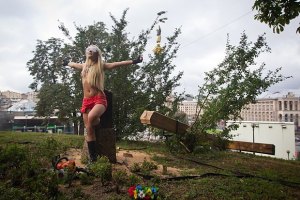 Милиция возбудила уголовное дело за спиленный FEMEN крест