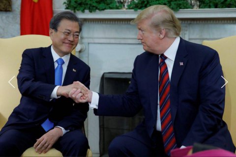 Президент Южной Кореи призвал Трампа провести третий саммит США-КНДР
