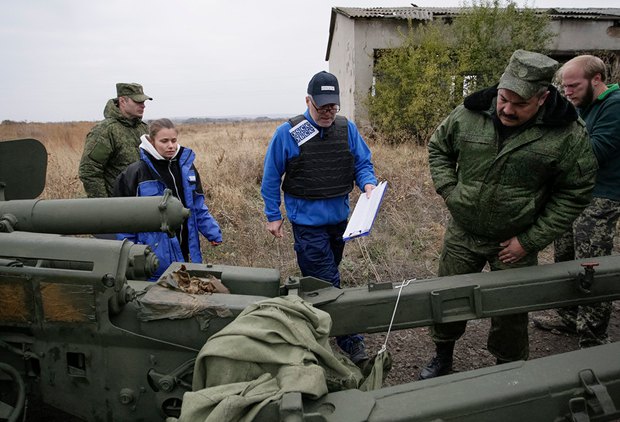 Представители миссии ОБСЕ в с.Зеленое, Донецкая область