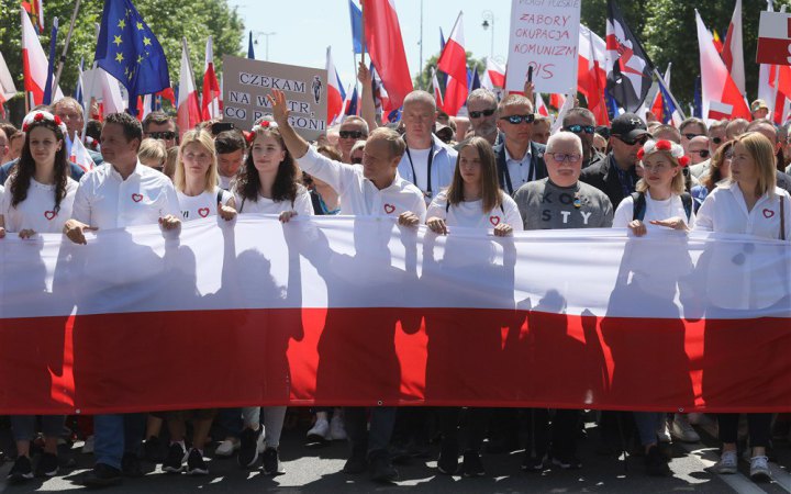 Боротьба з російським впливом чи придушення опозиції: що викликало масову демонстрацію у Польщі 