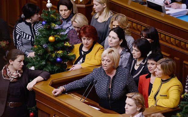 В парламенте оппозиционные женщины-депутаты не делят себя на «сердечных» и «ударных» - Агафонова также вышла к трибуне в
поддержку Юлии Тимошенко