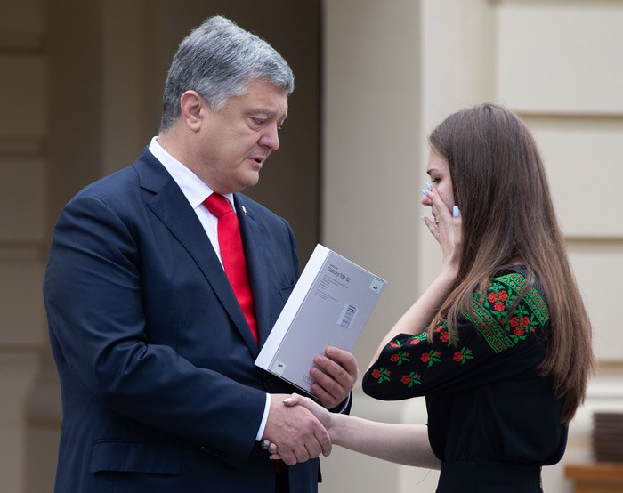 Президент Петр Порошенко награждает Екатерину Ной 