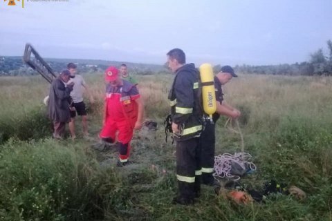 На Одещині у 10-метровому колодязі зі сміттям виявили тіла батька з сином