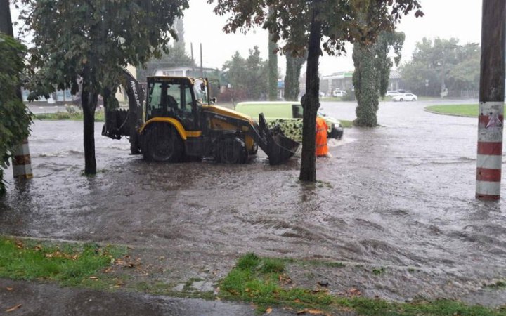 В Одесі та Чорноморську через сильну зливу затопило вулиці