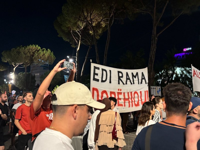 Напис на постері: 'Еді Раму у відставку' 