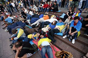 Защитники украинского языка выстояли третью ночь под Украинским домом