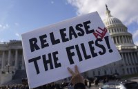 Мін’юст США опинився під шквалом критики через вилучення фото Трампа з архіву Епштейна