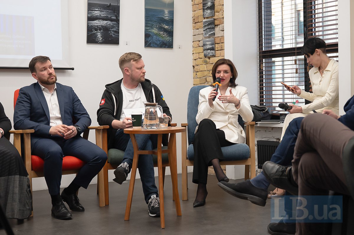 Країна, демографія Мар’яна Беца, заступниця міністра закордонних справ (друга праворуч) виступає під час дискусії