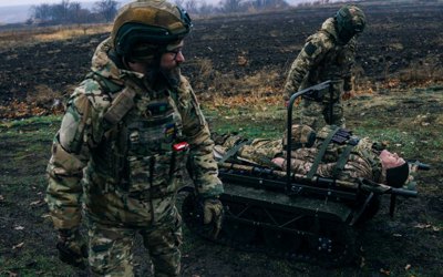 Вивезти пораненого з кілзони. Як із цим справляються підрозділи, які є варіанти і що думає військово-політичне керівництво 