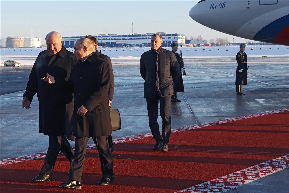 Лукашенко зустрічає Путіна після його прибуття в аеропорт Мінська, 19 грудня 2022 року.