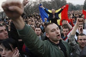 Тысячи демонстрантов в Молдове требуют отставки власти 