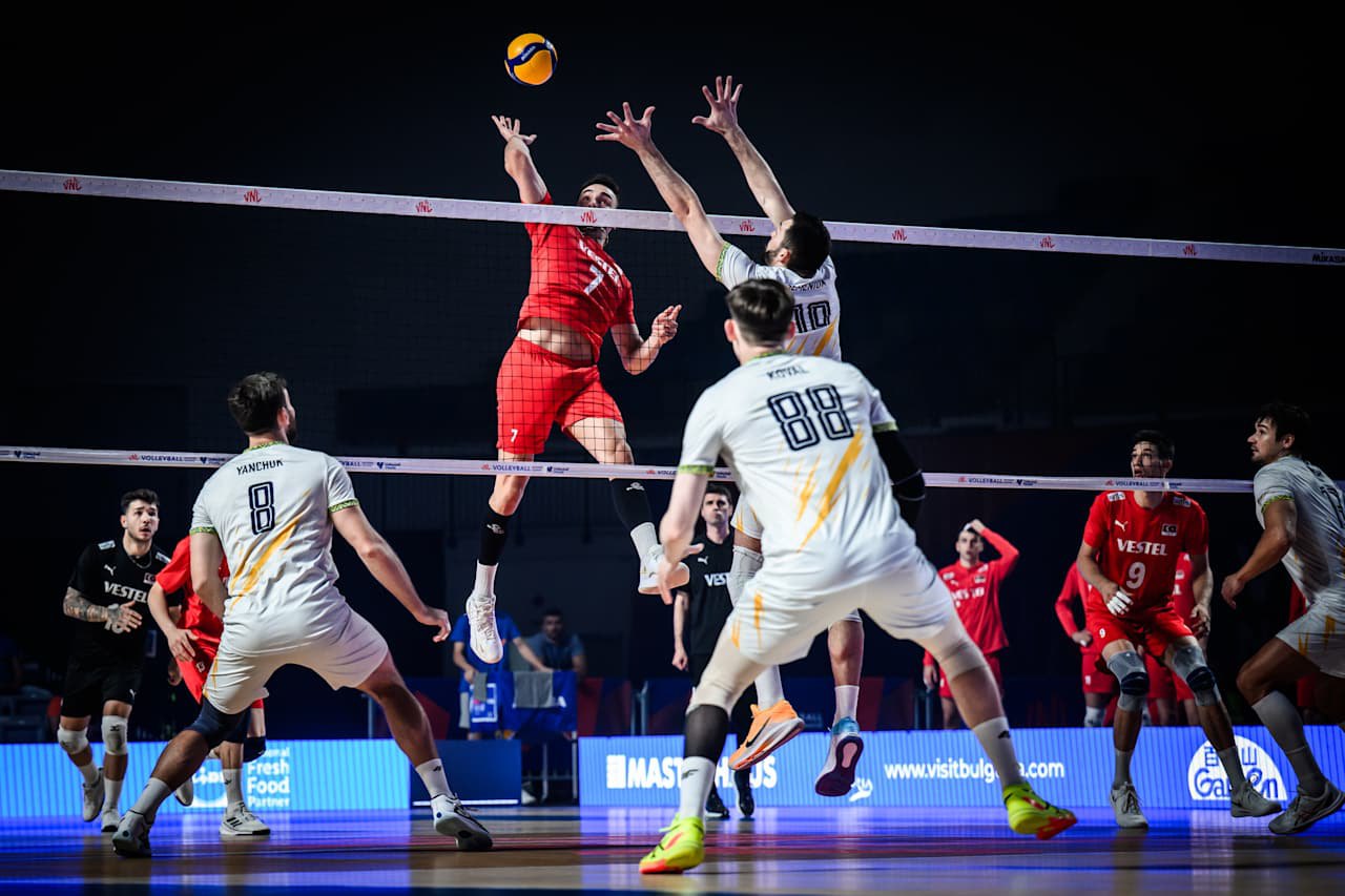 Збірна України (в білому) грає проти команди Туреччини