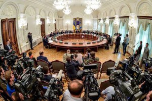 Порошенко ввів у дію рішення РНБО щодо захисту України
