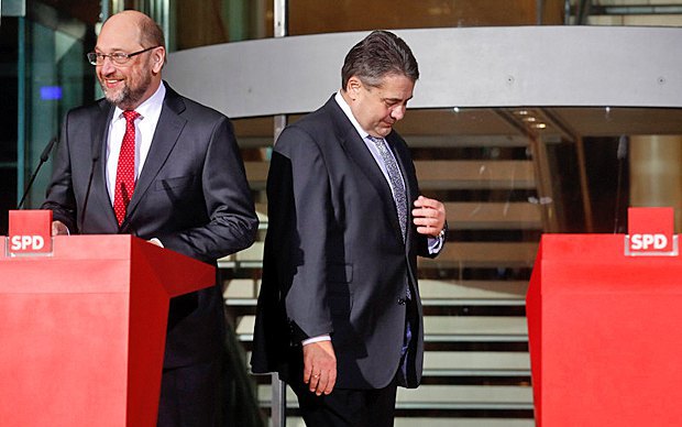 Мартин Шульц (слева) и Зигмар Габриэль после совместного заявления для прессы в штаб-квартире партии в Берлине, 24 января 2017
г