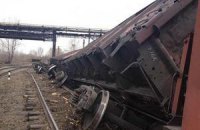 В Луганской области сошли с рельсов и перевернулись 12 грузовых вагонов 
