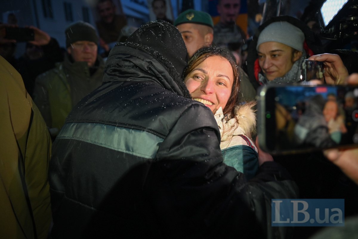 Зустріч щойно звільнених з полону захисників України з близькими, 5 лютого