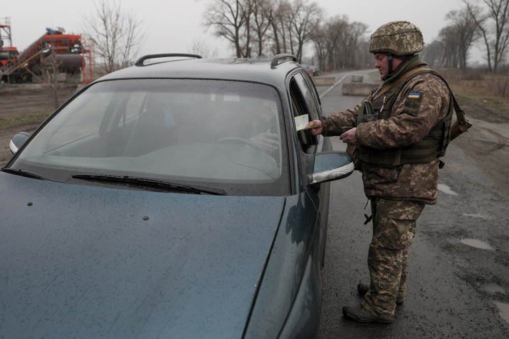Українські військовослужбовці перевіряють документи та автівку на Київщині