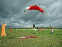 В Днепропетровской области дети будут прыгать с вертолета с парашютами