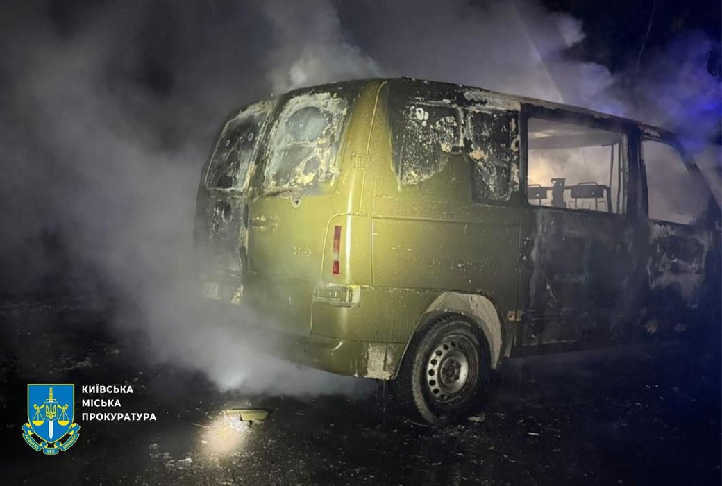 Авто військового після підпалу в Шевченківському районі Києва 12 червня 2025 р. Згодом поліція затримала місцевого мешканця,
якого підозрюють у підпалі мікроавтобуса військовослужбовця на замовлення спецслужб РФ.