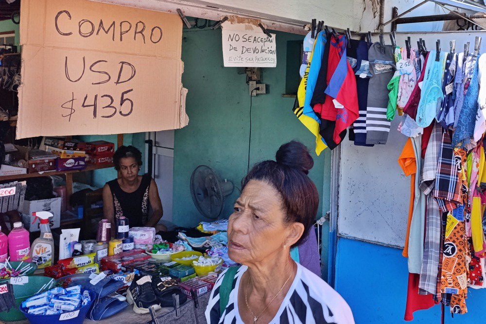 Ринок у Гавані, 11 грудня 2025 року. Кубинський уряд дозволив використовувати іноземну валюту на острові, формалізуючи доларизацію на тлі серйозної кризи, яку переживає країна.