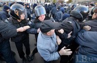 Вкладчики "Михайловский" перекрыли движение в центре Киева, произошли столкновения с полицией (обновлено)