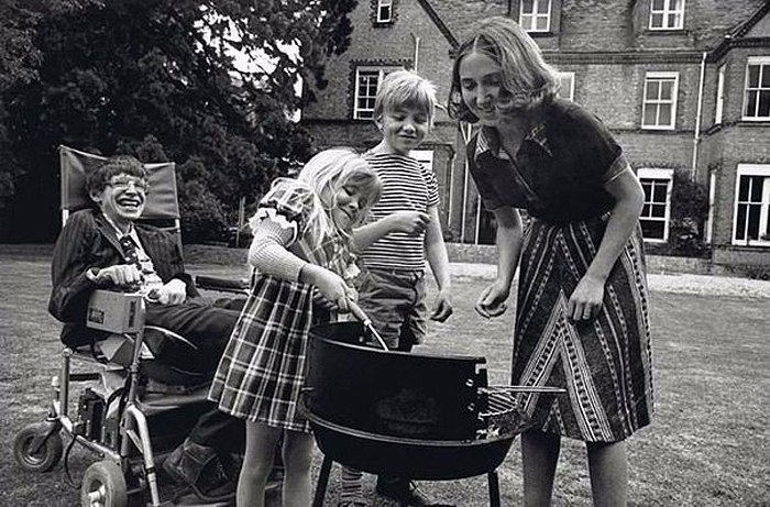 Хокинг на барбекю с семьей, 1970.