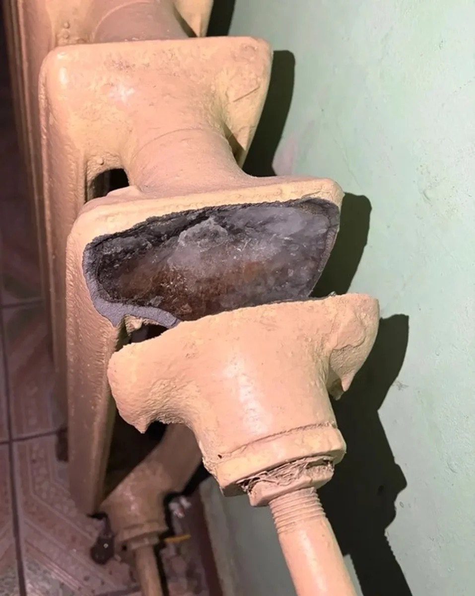 Тріснута батарея у Києві