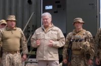 Порошенко на Донбасі закликав “припинити срачі” і зосередитись на підтримці армії