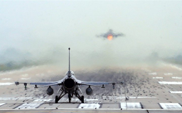 Навчання українських пілотів F-16 може проводитись у Румунії і Данії, – Білий дім