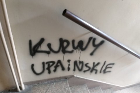 В квартиру украинцев, которые строят метро в Варшаве, бросили коктейль Молотова