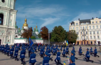 На Софійській площі в Києві урочисто підняли прапор України