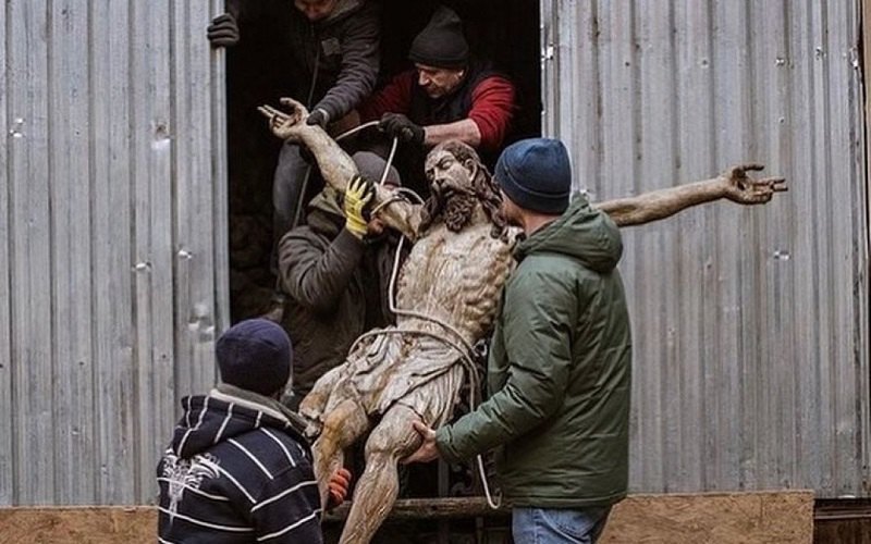 Демонтаж дерев’яної скульптури Христа з Вірменського собору у Львові