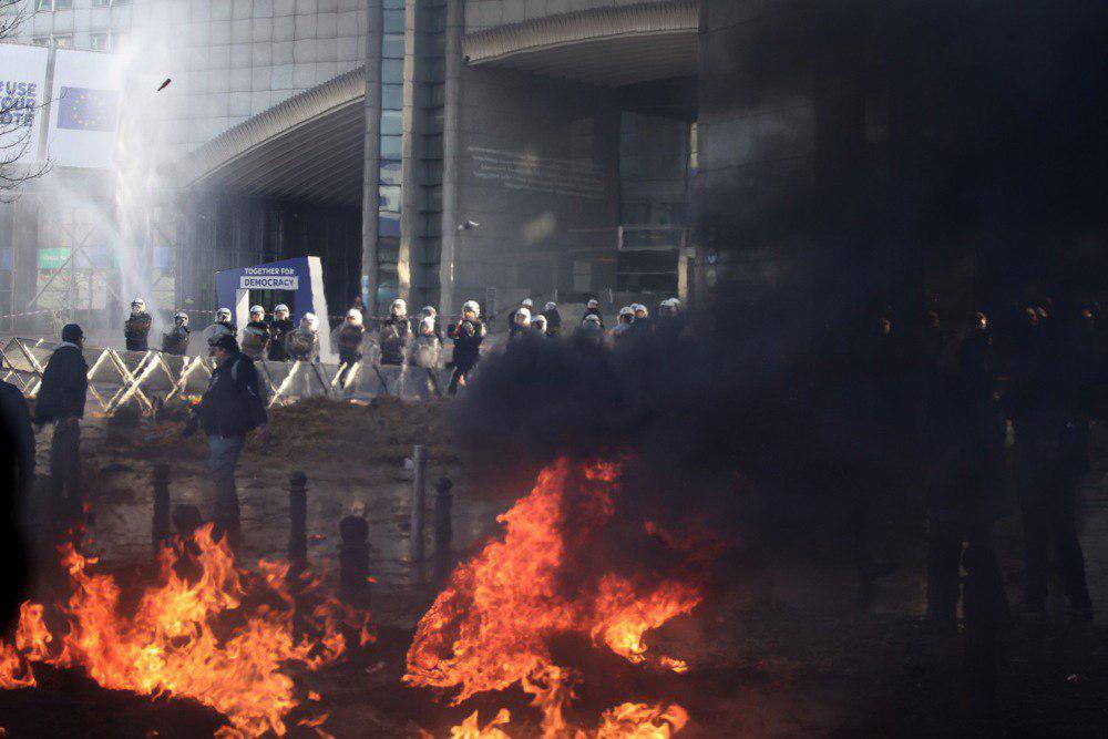 Фермери палять сіно під стінами Європейського парламенту під час протесту на полях саміту ЄС у Брюсселі, 1 лютого 2024 р.
