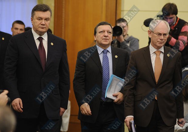 Виктору Януковичу не удалось парафировать соглашение в торжественной обстановке с руководителем Еврокомиссии Жузе Мануэлом Баррозу
и главой Европейского совета Херманом ван Ромпеем