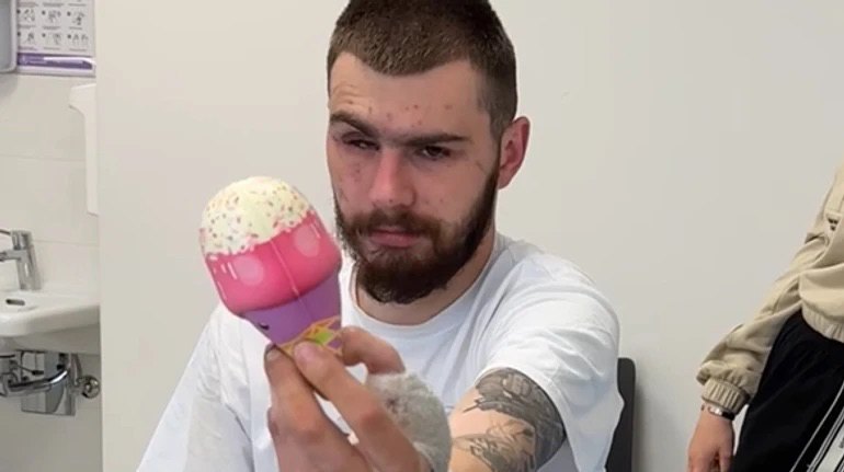 Назар проходить реабілітацію після операції.