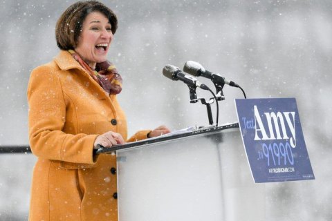 Сенаторка від Міннесоти Емі Клобушар вийшла з президентської гонки і підтримала Байдена