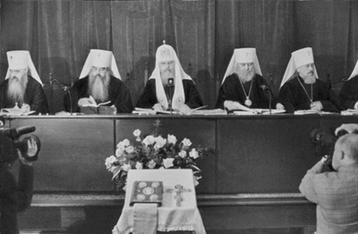 Президія Архієрейського Собору РПЦ, 11 червня 1992 р.: (зліва-направо) Митрополит Ювеналій (Поярков), митрополит Мінський Філарет (Вахромєєв), Патріарх Алексій II, митрополит Санкт-Петербурзький Іоанн Сничьов, митрополит Київський Володимир (Сабодан).