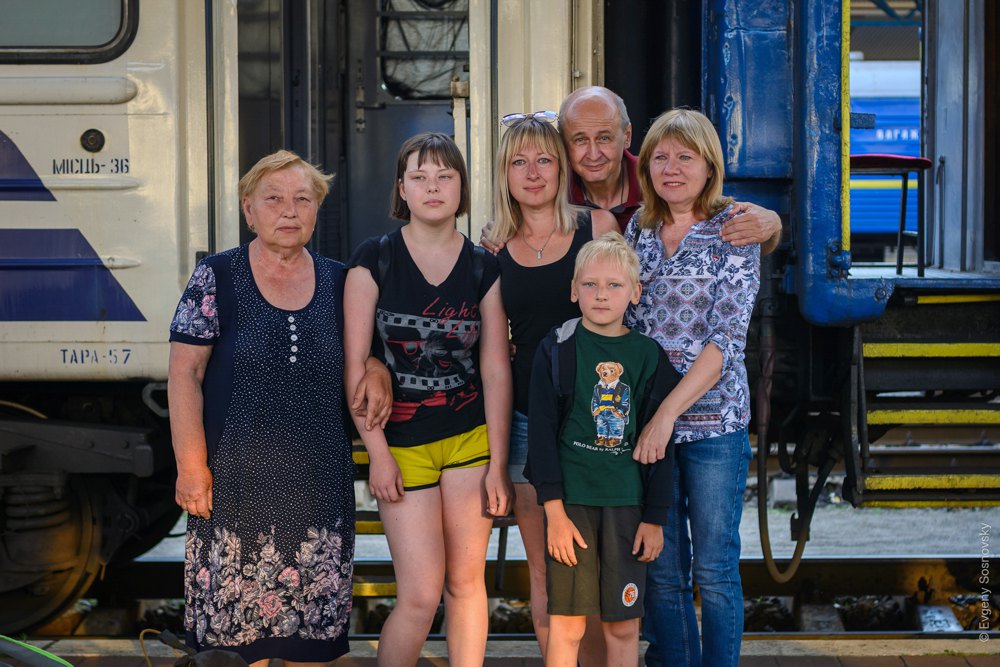 Олена (в центрі) з сином, дочкою та мамою (ліворуч) після прибуття у Київ.