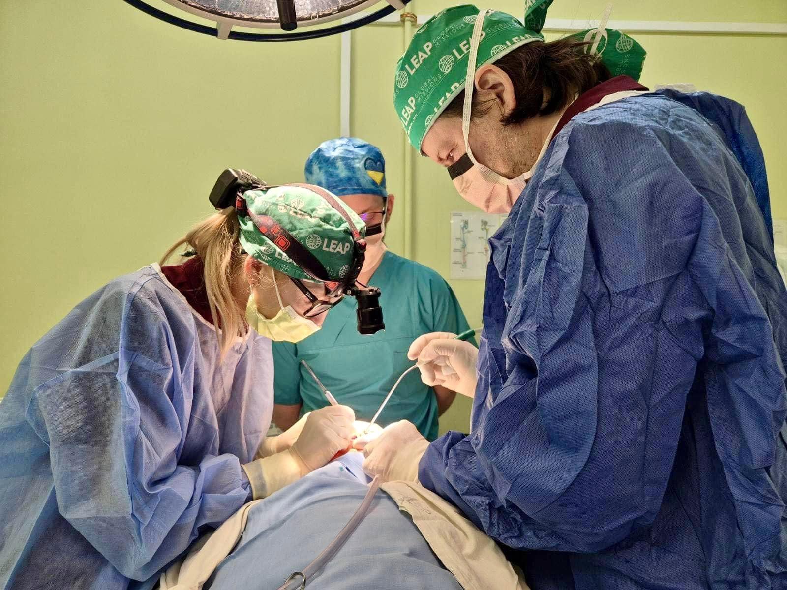 Оперували хірурги Христина Погранична (Христина Погранична) та Марк Гнатюк (Mark Hnatiuk), анестезіологічний супровід – Олена Горінецька.