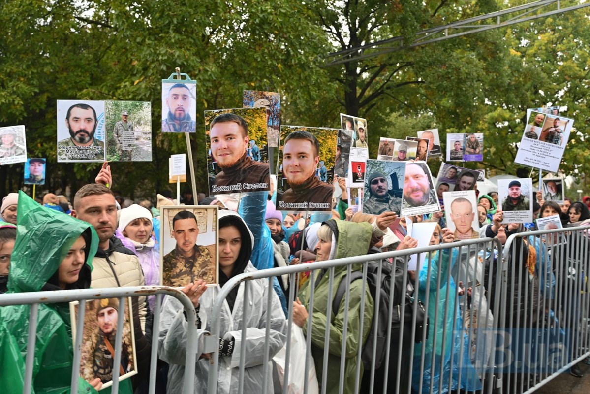  Родичі перед приїздом автобусу зі звільненими полоненими.