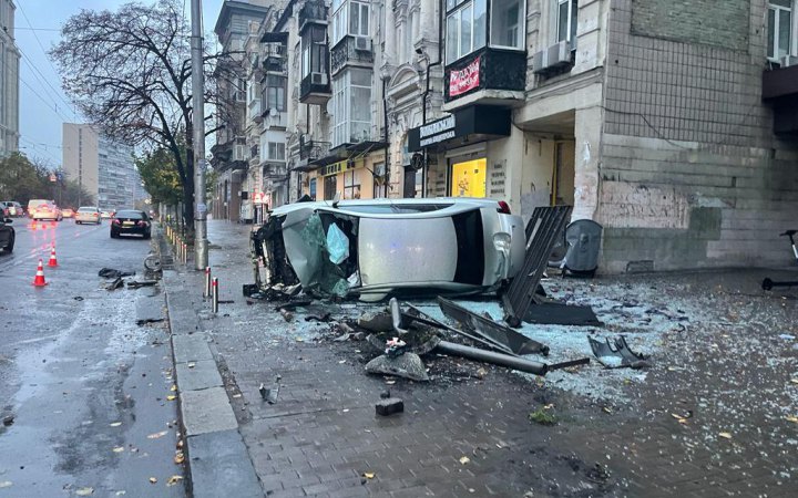 У центрі Києва водій виїхав на тротуар і травмував пішоходів на зупинці громадського транспорту